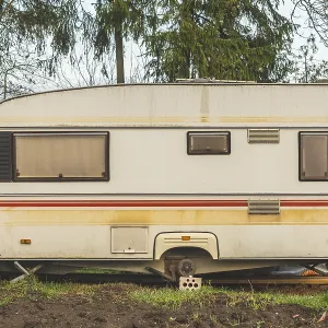 Caravana de época abandonada/ furgoneta camper aparcada en el jardín. Caravana de época abandonada/ furgoneta camper aparcada en el jardín.