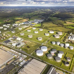 Aerial view, Hunxe industrial park with TanQuid GmbH tank farm Hunxe
