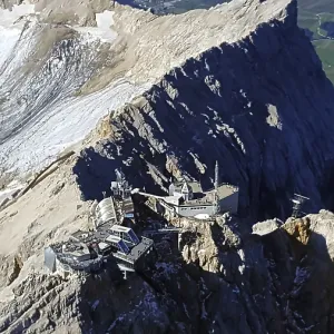 Vue aérienne de la Zugspitze avec neige et terrain rocheux, Bavière, Allemagne