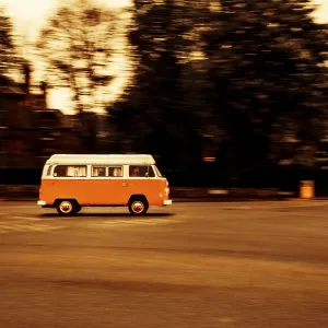 Age VW bus, VW T2, Volkswagen, driving