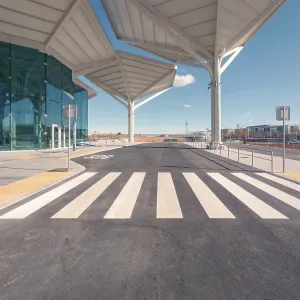 Vue architecturale d'une gare de transport élégante à Valdebebas. Vue architecturale d'une gare de transport élégante à Valdebebas.