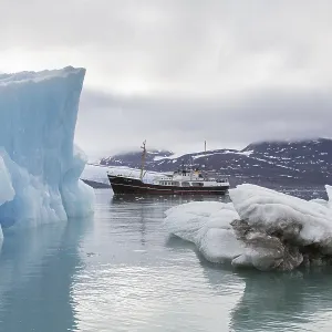 Arctic expedition ship MS Cape Race visiting Monacobreen Arctic expedition ship MS Cape Race visiting Monacobreen