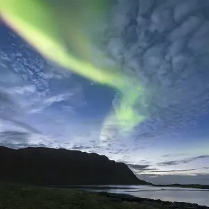 Aurora borealis over the sea, Bostad