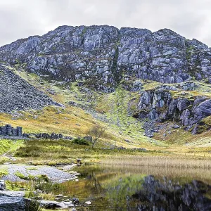 Autumn colors over Mountains and Llyn Cwmorthin Lake