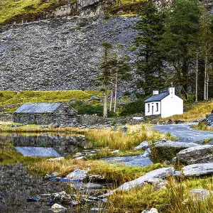 Autumn colors over Mountains and Llyn Cwmorthin Lake
