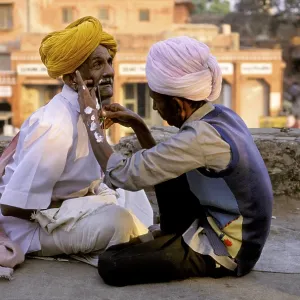 Barber shaving a man on the street - Jaipur - Rajasthan - India