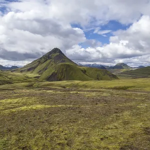 Beautiful green mountain in the 54 km trek from Landmannalaugar Beautiful green mountain in the 54 km trek from Landmannalaugar