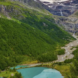 Beautiful Mountain View over Alp Grum with Glacier