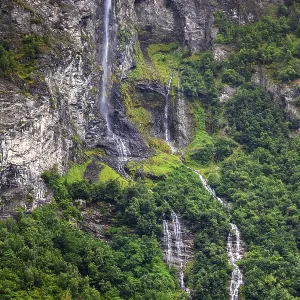 Cascadas en la montaña de Noruega Cascadas en la montaña de Noruega