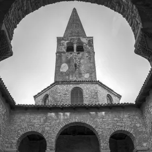 Torre campanario de la Basílica Eufraziana (Basilica Catedralicia de la Asunción de María) del siglo VI.