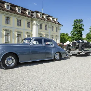 Bentley S2 with trailer, loaded with the historic Bentley 4 1/4 racing car Bentley S2 with trailer, loaded with the historic Bentley 4 1/4 racing car