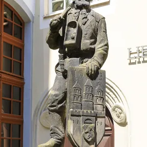 Bergmannsdenkmal, sandstone figure of a miner with coat of arms