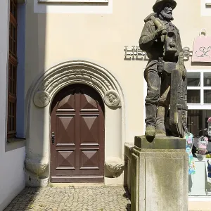 Bergmannsdenkmal, sandstone figure of a miner with coat of arms