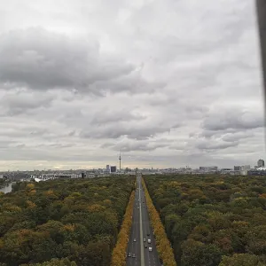 Berlin avec une avenue centrale et de vastes zones de forêt sous un ciel couvert.