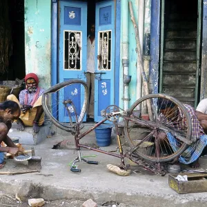 BiCycle-Reparaturwerkstatt in einer Plattform in Chennai