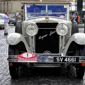 Un Alvis negro en una carretera de guijarros durante un rally, 2000 km a través de Alemania 2009, Schwabisch Gmund, Baden-Wurttemberg. Un Alvis negro en una carretera de guijarros durante un rally, 2000 km a través de Alemania 2009, Schwabisch Gmund, Baden-Wurttemberg.