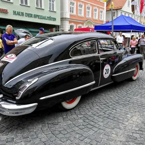 Un clásico de lujo negro en frente de un edificio rodeado por personas, 2000 km a través de Alemania 2009, Schwabisch Gmund, Baden-Wurttemberg, Alemania Un clásico de lujo negro en frente de un edificio rodeado por personas, 2000 km a través de Alemania 2009, Schwabisch Gmund, Baden-Wurttemberg, Alemania