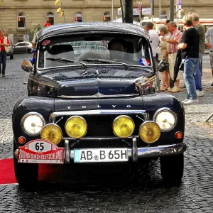 Un clásico Volvo negro con faros amarillos en una carretera pavimentada, después de 2000 km a través de Alemania en 2009. Un clásico Volvo negro con faros amarillos en una carretera pavimentada, después de 2000 km a través de Alemania en 2009.