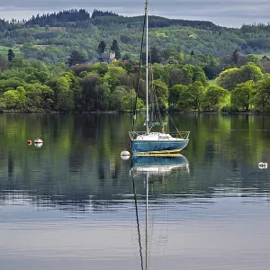 Boats on Windermere Lake and mountains