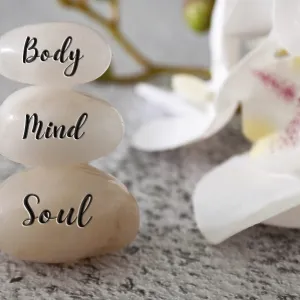 Corps, Esprit et Âme texte gravé sur des pierres zen blanches Méditation et concept de spa