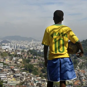 Boy, 13 years, wearing the jersey of the Brazilian national team Boy, 13 years, wearing the jersey of the Brazilian national team