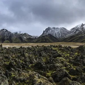 Une vue panoramique étourdissante des Highlands rugueux de l'Islande.
