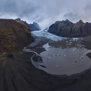 Vue panoramique à couper le souffle du parc national de Vatnajökull en Islande, capturant des montagnes dramatiques, des icebergs et un coucher de soleil époustouflant.