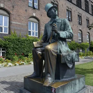 Bronze statue of Hans Christian Andersen in front of the town hall