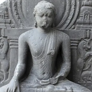 Bouddha dans la position de Bhumisparsha mudra, du 10ème siècle, trouvé en Bihar et exposé au Musée Indien à Kolkata. Bouddha dans la position de Bhumisparsha mudra, du 10ème siècle, trouvé en Bihar et exposé au Musée Indien à Kolkata.