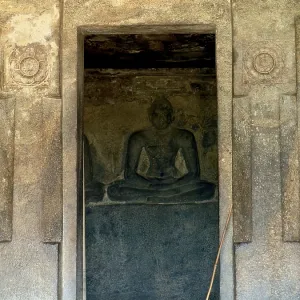 Une sculpture de Bouddha est assise dans une niche.