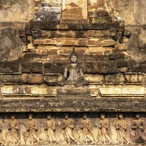 Buddha statue in the central Buddhist temple Wat Mahathat