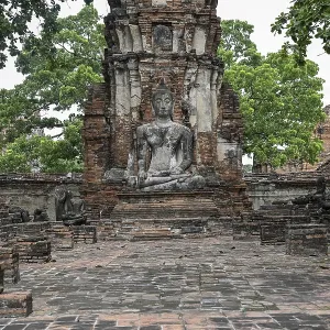 Buddha statue in Wat Mahathat Ayutthaya Buddha statue in Wat Mahathat Ayutthaya