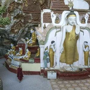 Buddha statues in the Kawgun Cave Buddha statues in the Kawgun Cave