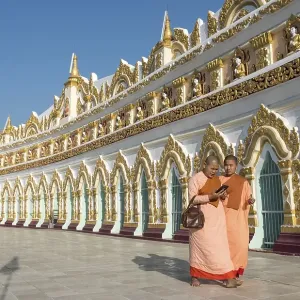 Buddhist monks in front of the curved chamber of Umin Thounzeh