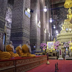 Buddhist monks at prayer, Wat Pho