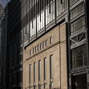 Fachada del edificio de la Bolsa de Toronto rodeado por rascacielos en Toronto, Ontario, Canadá.