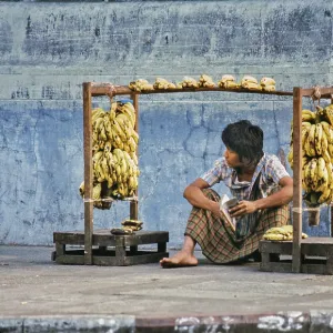 Vendeuse de bananes à la rue, Rangoon, Yangon, Birmanie, Myanmar, Asie 1982