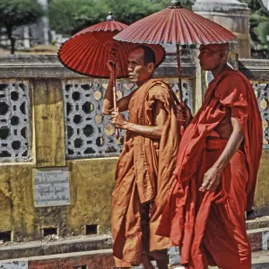 Moines bouddhistes birman avec parasols, Rangoun, Yangon, Birmanie, Myanmar, Asie 1982