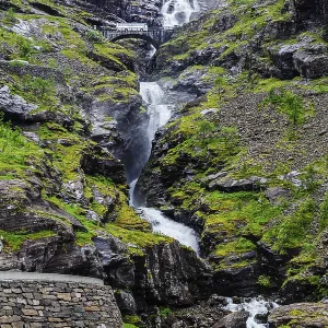 Un autobús en la ruta de montaña Trollstigen Un autobús en la ruta de montaña Trollstigen
