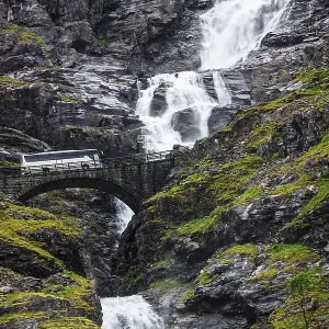 Un autobús en la ruta de montaña Trollstigen Un autobús en la ruta de montaña Trollstigen