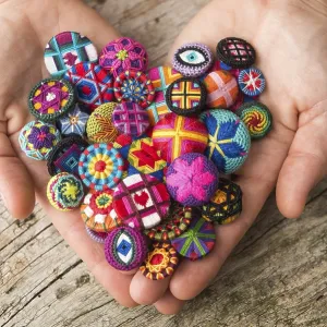 Button maker holding Posamentenknopfe Button maker holding Posamentenknopfe