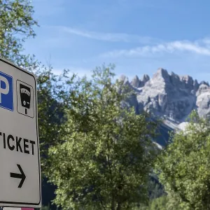 Car park sign in front of a mountain backdrop in the Dolomites