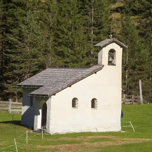 Chapel on the Issenangeralm in autumn