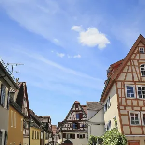 Maisons à colombages charmantes dans une rue calme.