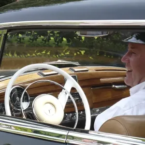 Chauffeur in a Mercedes Benz 300D Chauffeur in a Mercedes Benz 300D