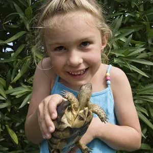 Niño con tortuga, Cerdeña, Italia.