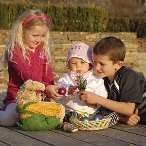 Enfants et un nid de Pâques.