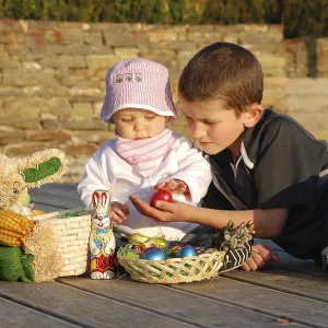 Niños y nido de Pascua.