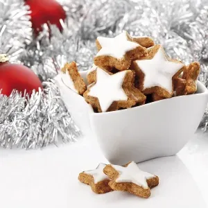 Cinnamon flavored star-shaped biscuits in a white bowl