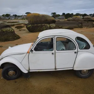 Citroen 2CV Ente, on the beach of Ile Renote